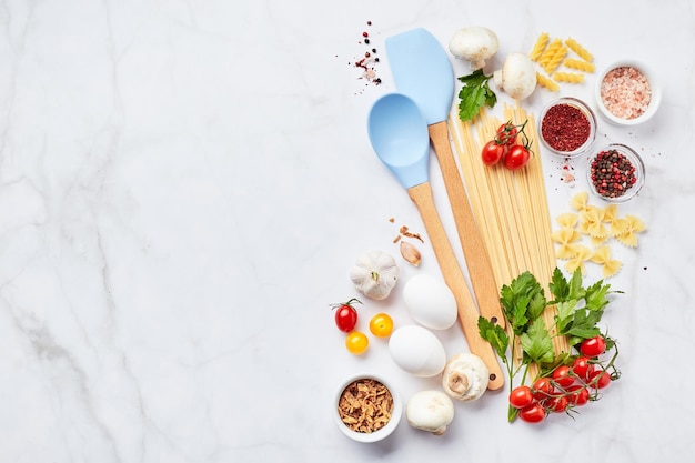 Zestaw naczyń i składników na stole